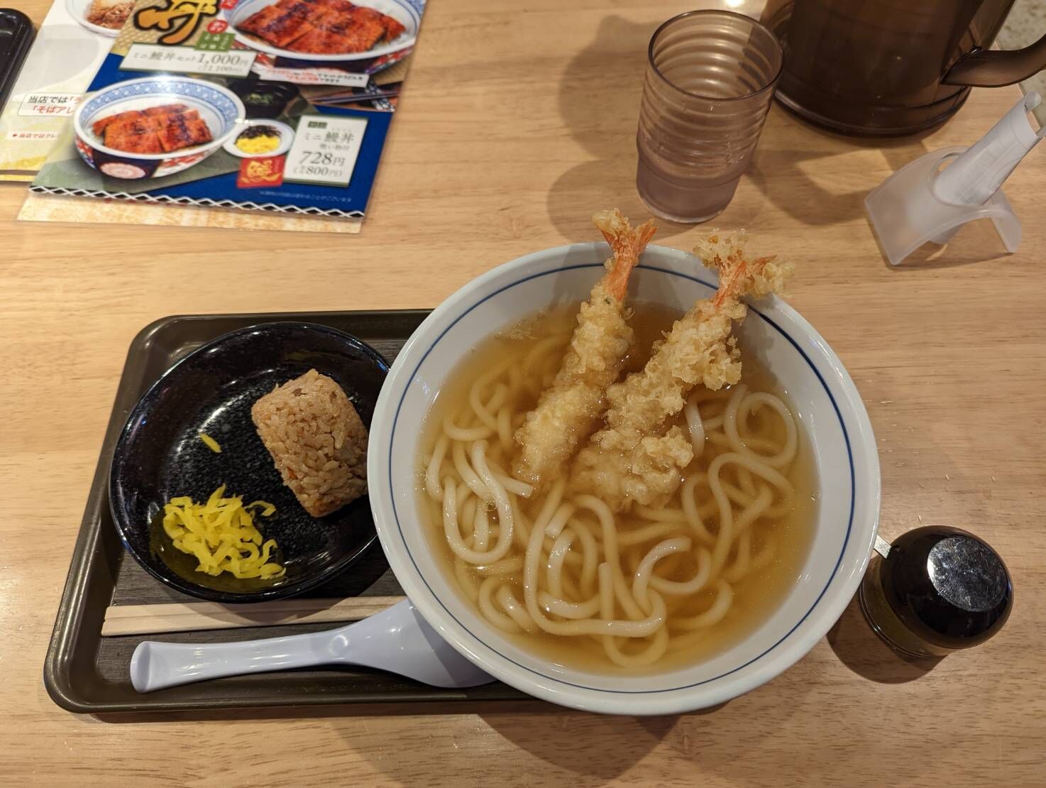 うどんウエストの海老天うどんとかしわおにぎり