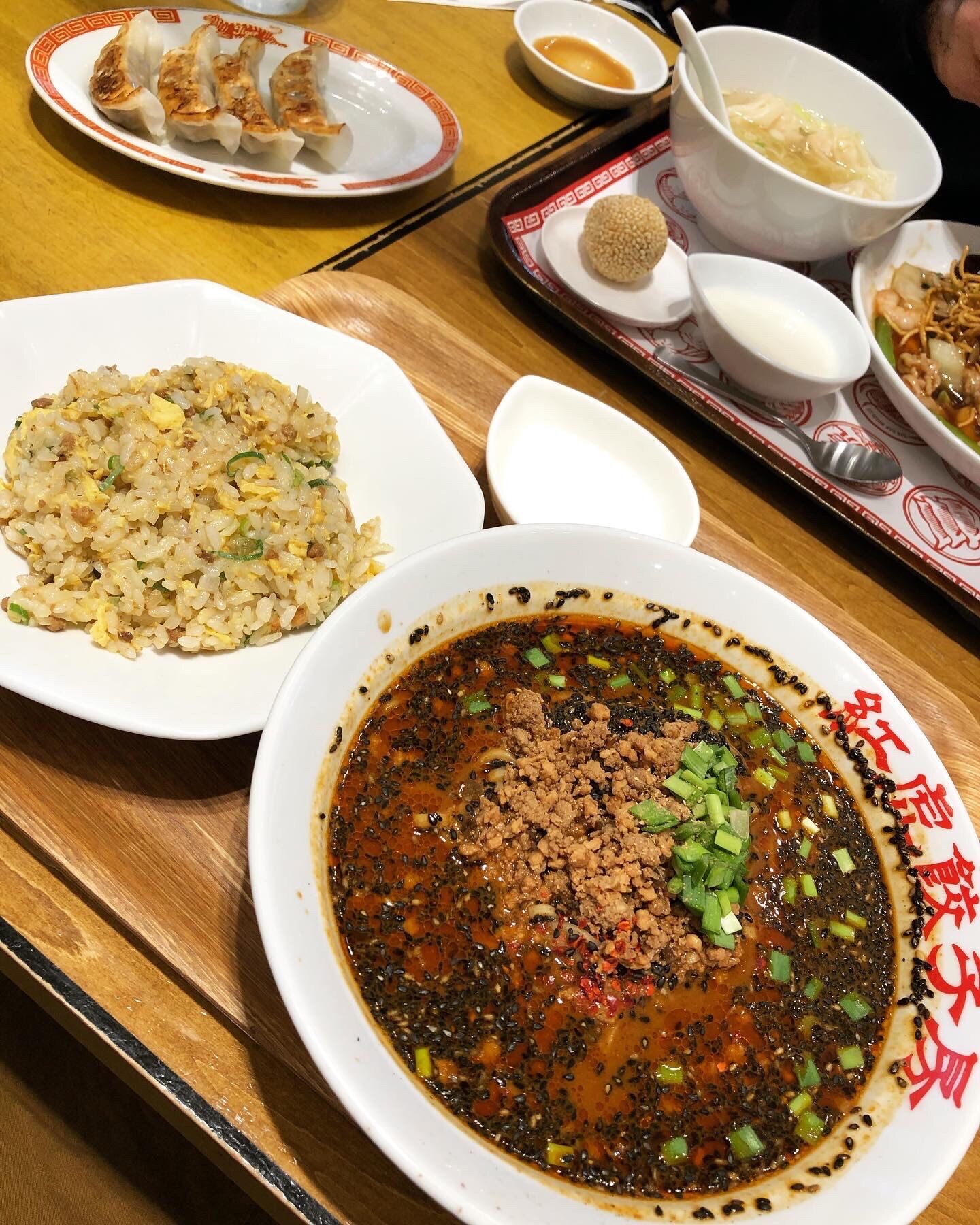 紅虎餃子房の黒ごま担々麵と五目あんかけかた焼きそば